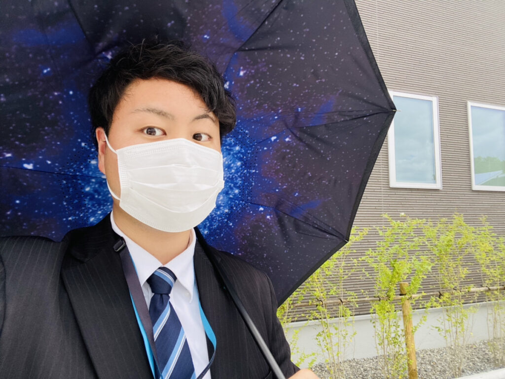 SAKAI株式会社の新入社員の中村暢宏　ちょっと珍しい傘