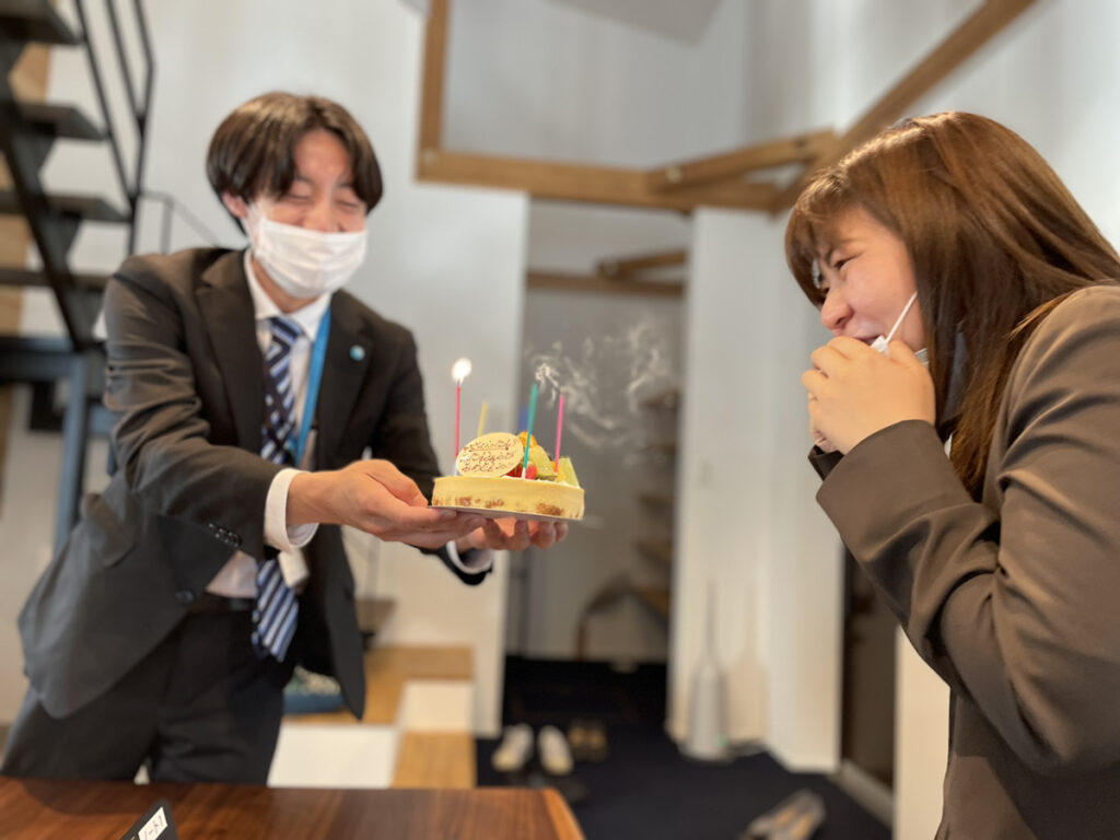 ブランド推進部戸高さんの誕生日 サプライズのケーキ